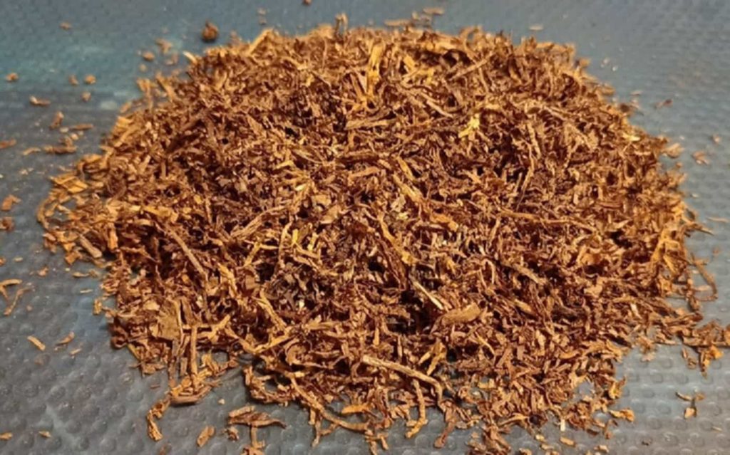 Close-up image of cut rag tobacco